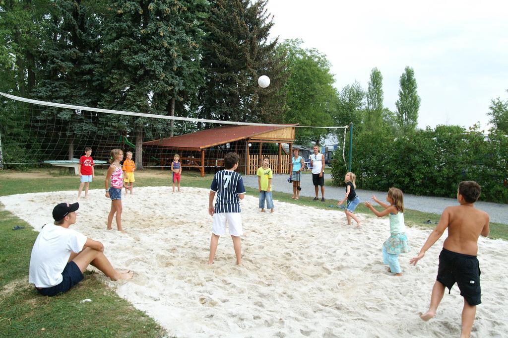 ホテルCamping Oase Praha Zlatníky エクステリア 写真